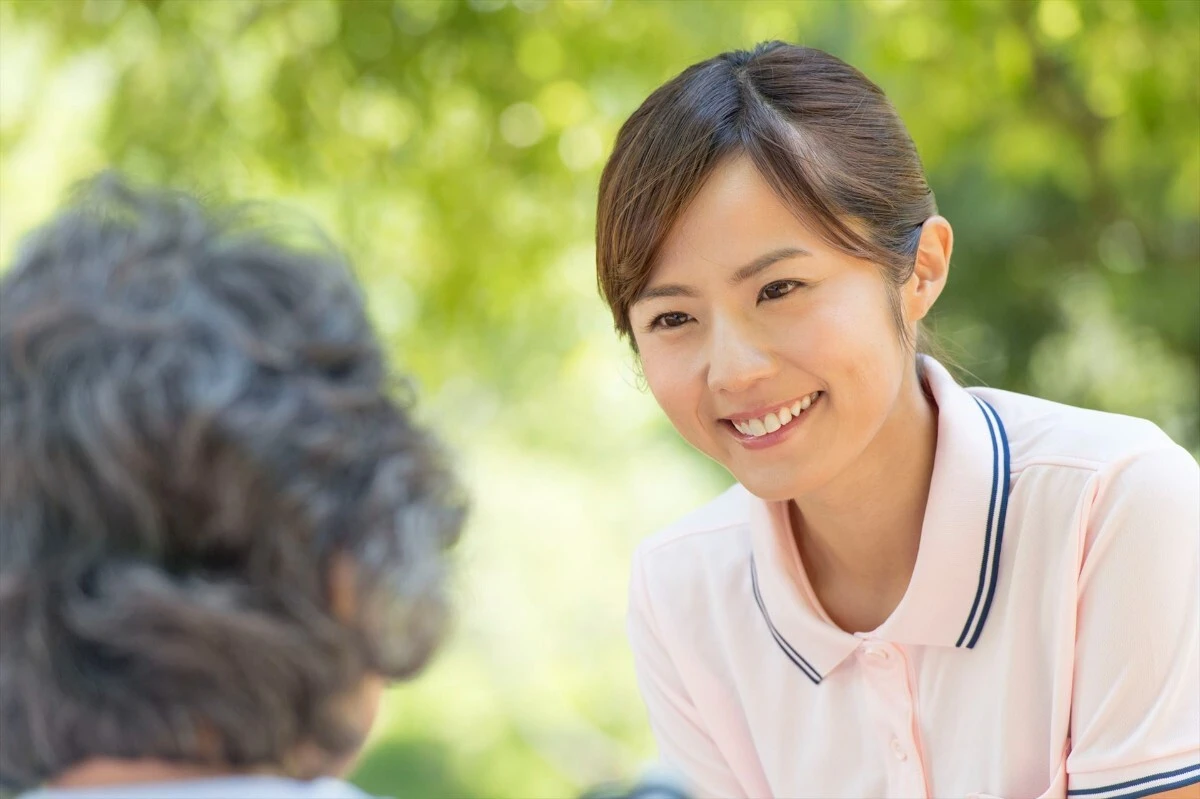 女性の話を聞くヘルパー